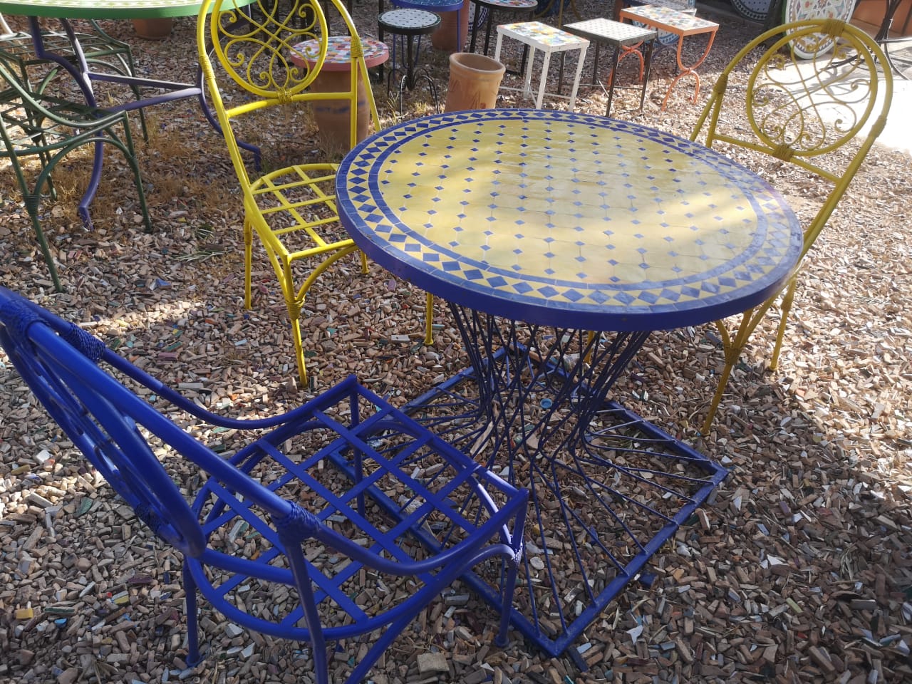 Tafla Mogador – Ronde Handgemaakte Tafel met 3 stoelen in Oude Joodse Stijl